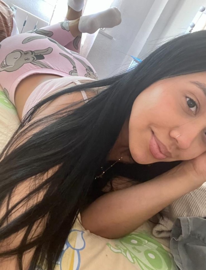 CAMILA BOMBON LATINO MUY CALIENTE Y SEXY FOTO REAL