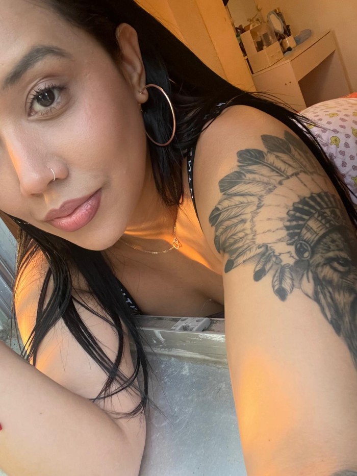 CAMILA BOMBON LATINO MUY CALIENTE Y SEXY FOTO REAL