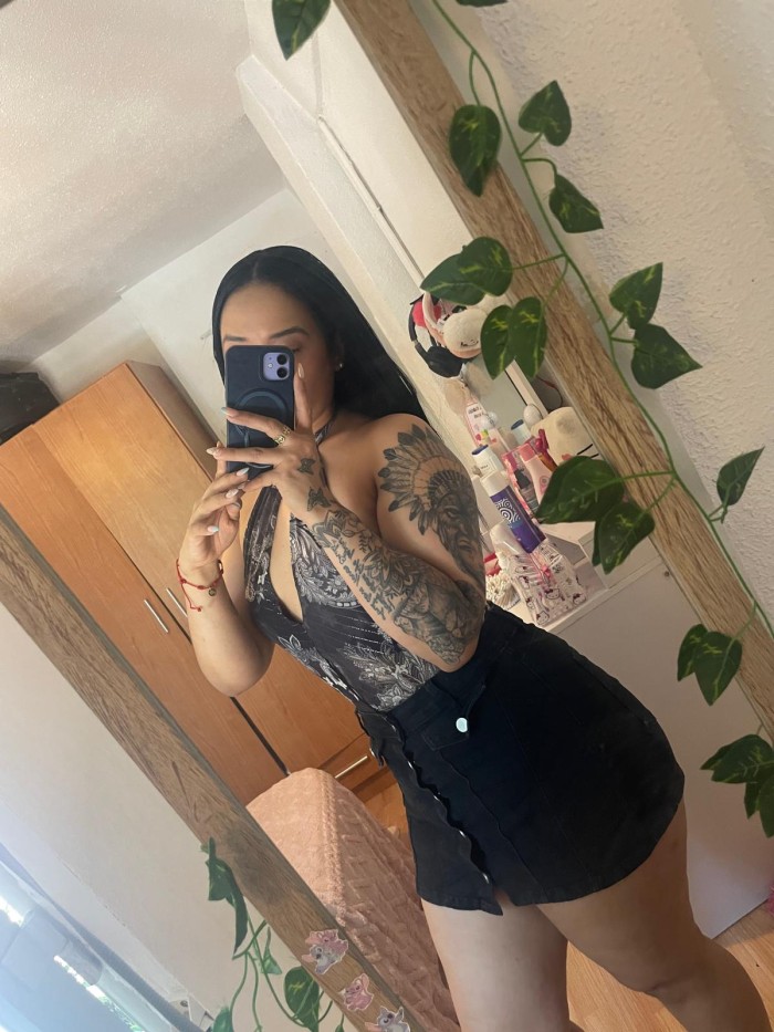 CAMILA BOMBON LATINO MUY CALIENTE Y SEXY FOTO REAL