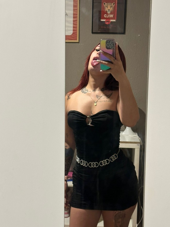 joven latina amorosa y fiestera