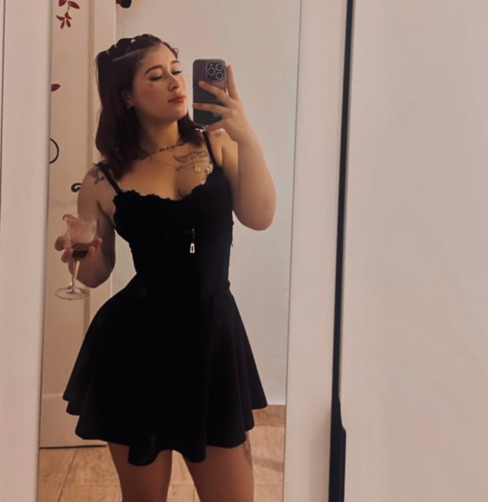 joven latina amorosa y fiestera