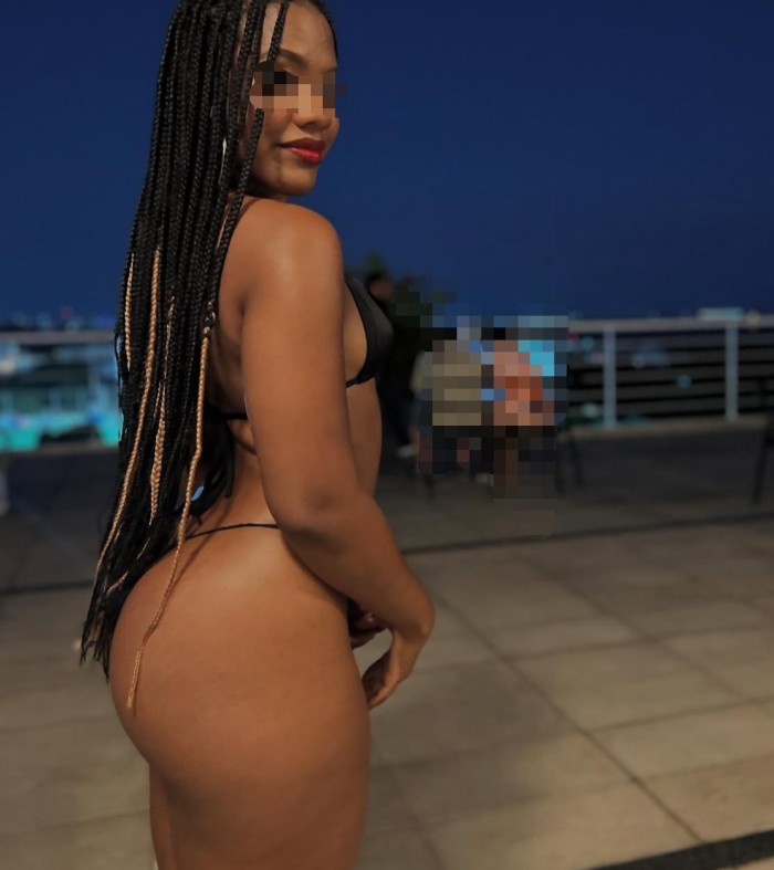 Morena extrovertida