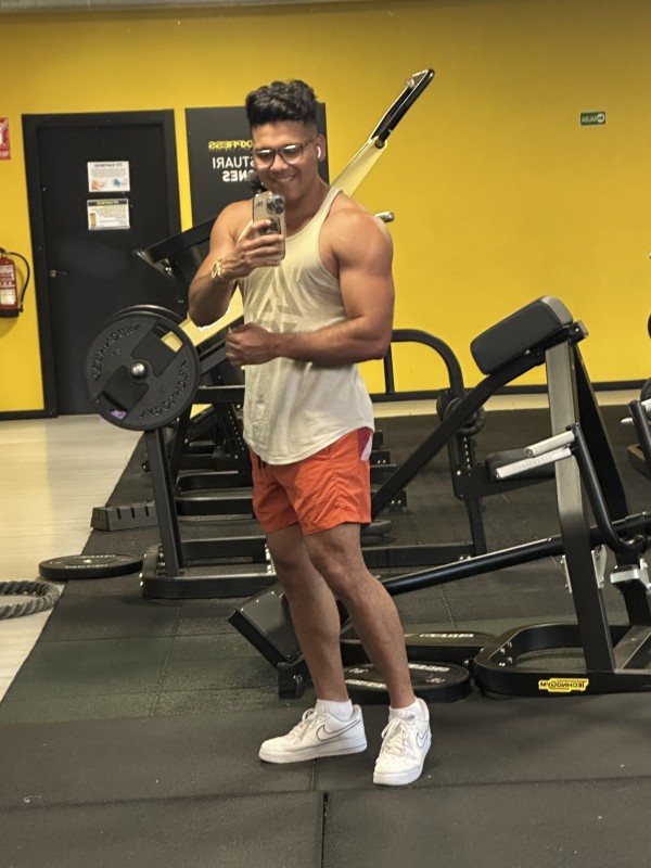 Chico latino de compañía complaciente