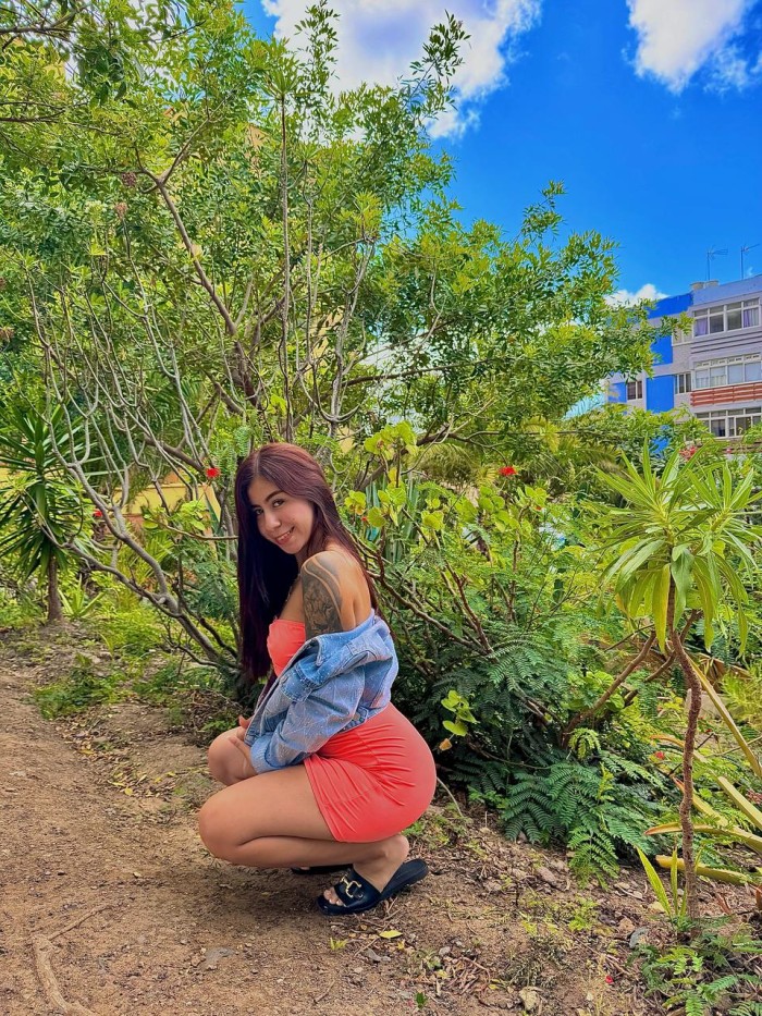 JOVENCITA COMPLACIENTE Y FIESTERA (VÍA JULIA)