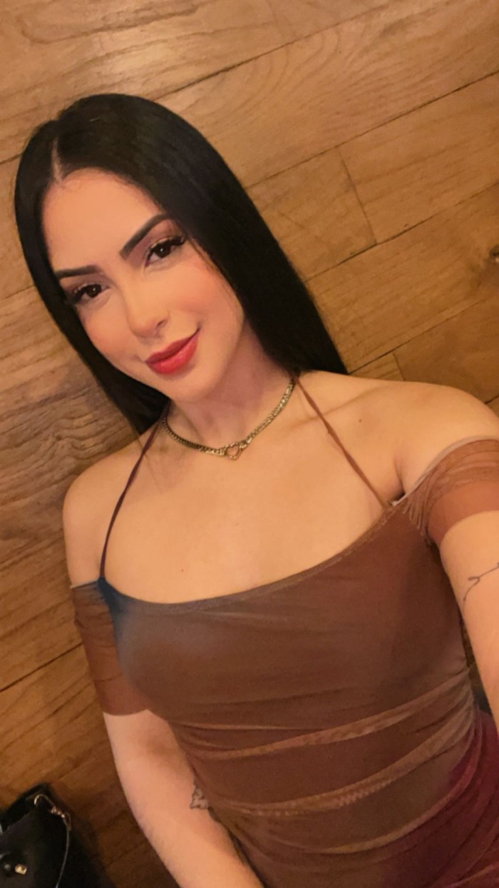 2 latinas recién llegadas, solo por 2 días