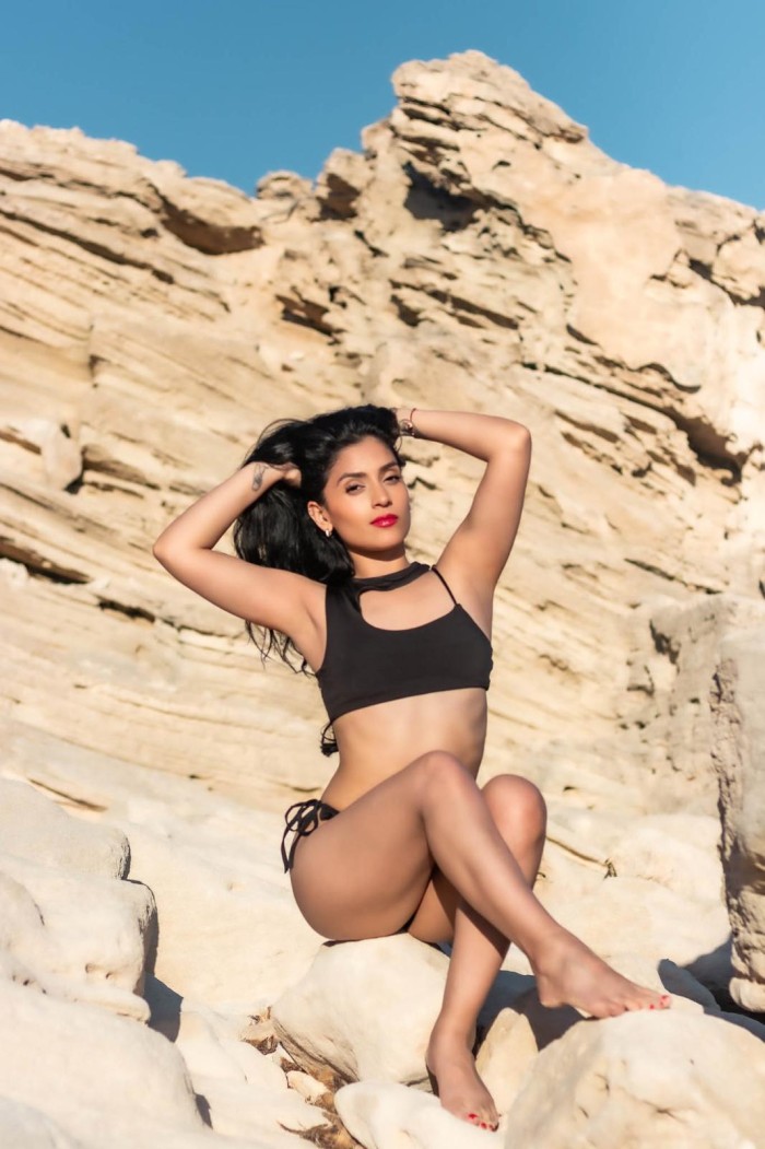 LATINA ARDIENTE Y JUGUETONA EN PLAYA D’EN BOSSA