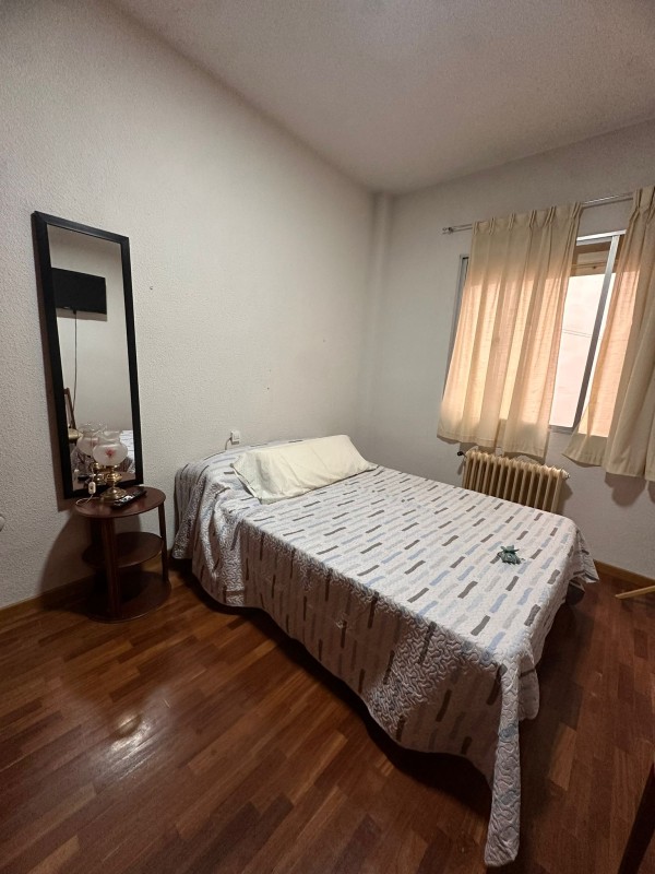 Habitación climatizada disponible en centro de Puertollano