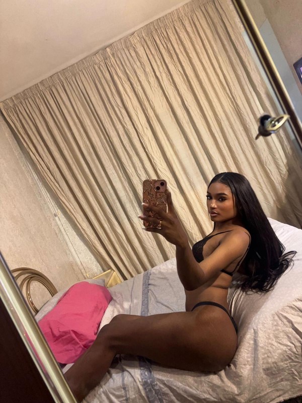 Jasmin, 23 años — Real, elegante y con ese “algo” que te atrapa