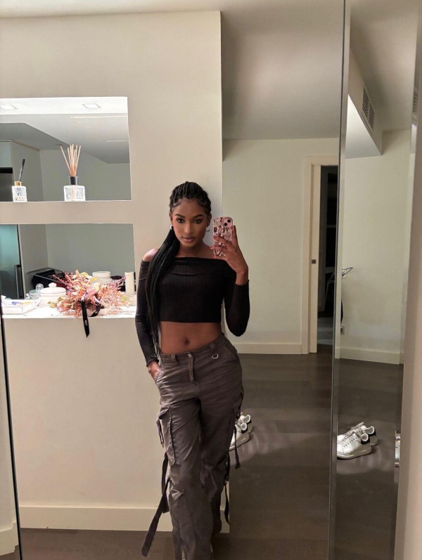 Jasmin, 23 años — Real, elegante y con ese “algo” que te atrapa