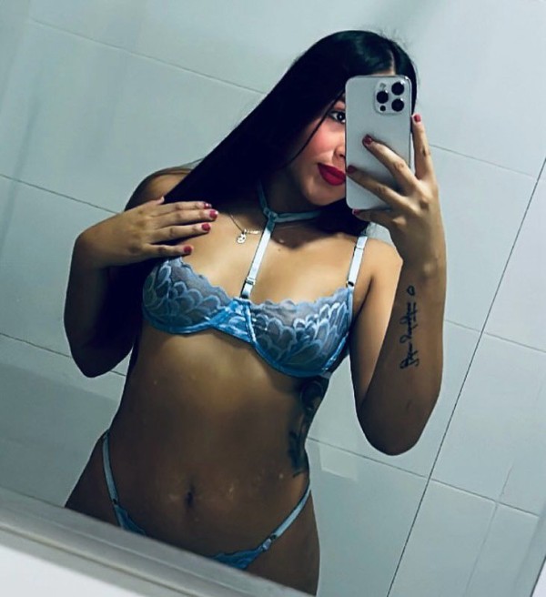 LINDA CHICA LATINA CON EL XOXO MOJADITO