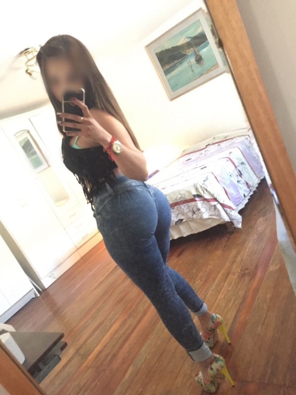 Bella guapa fiestera implicada besos trato de pareja