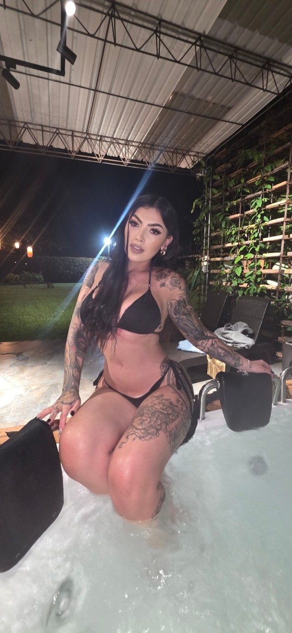 Colombiana tatuada