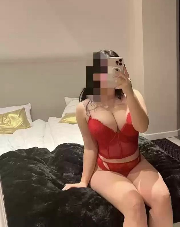 JUGUETONAS CALIENTES CON UNAS CURVAS ESPECTACULARE