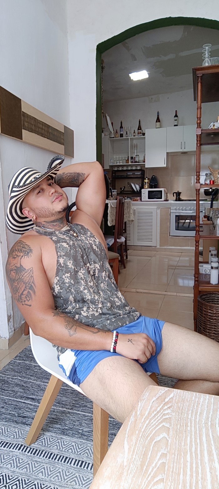 ÓSCAR CHICO MASAJISTA ERÓTICO Y MUCHO MAS……..