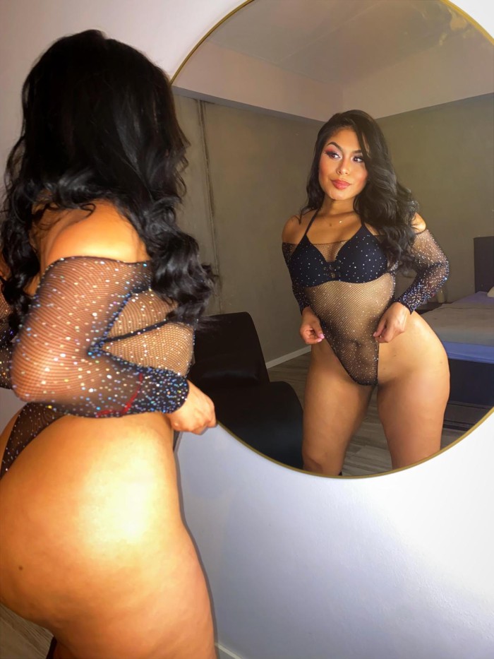 COLOMBIANITA ENCANTADORA Y MUY CACHONDA