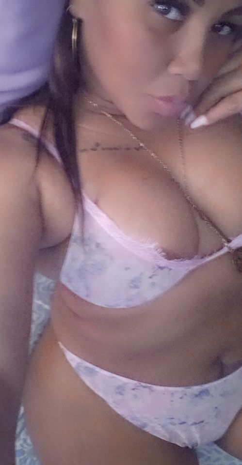 Mónica sexy y extrovertida