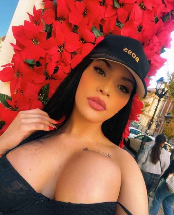 JOVENCITA DE ALTO STANDING BOMBA SEXY REAL EXPERTA EN PRINCIPIANTES 23 CM