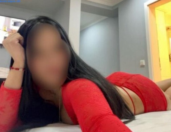 Risueña complaciente muy amable