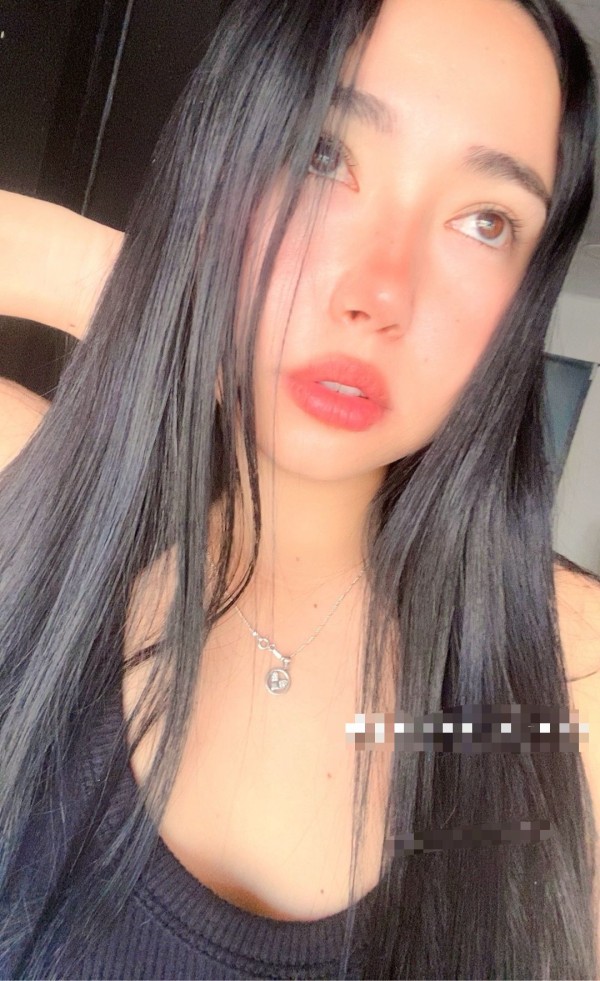 jovencita hermosa le encanta las fiestas