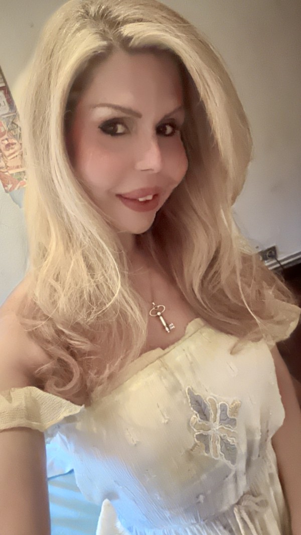 TRANS RUBIA CACHONDA FIESTERA Y COMPLETA A TOPE