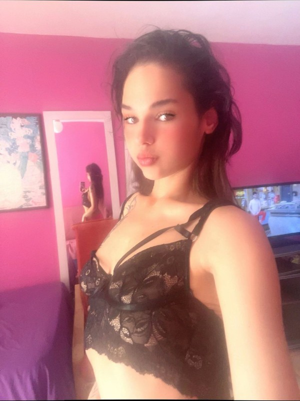CUBANA 18 AÑOS 45 KILOS FLACA FIESTERA CORRE BOCA BESOS CRISTIANOS SUR