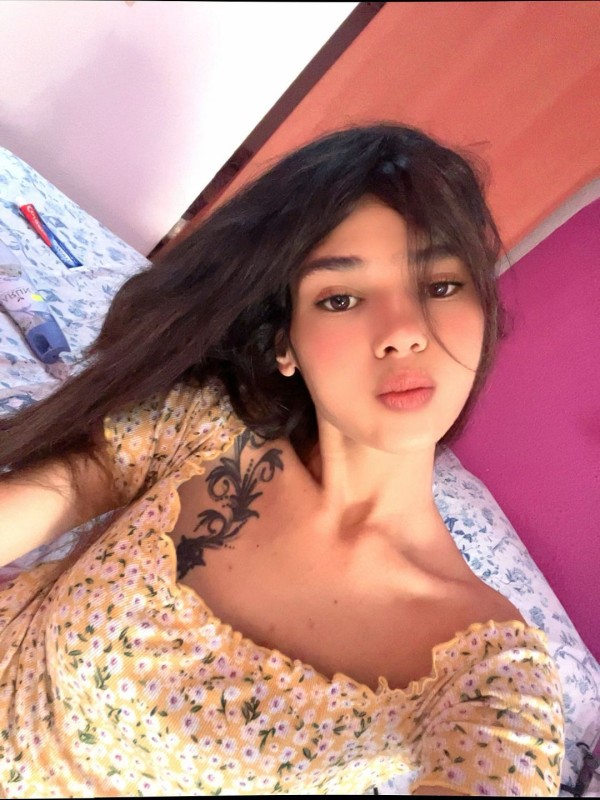 CUBANA 18 AÑOS 45 KILOS FLACA FIESTERA CORRE BOCA BESOS CRISTIANOS SUR