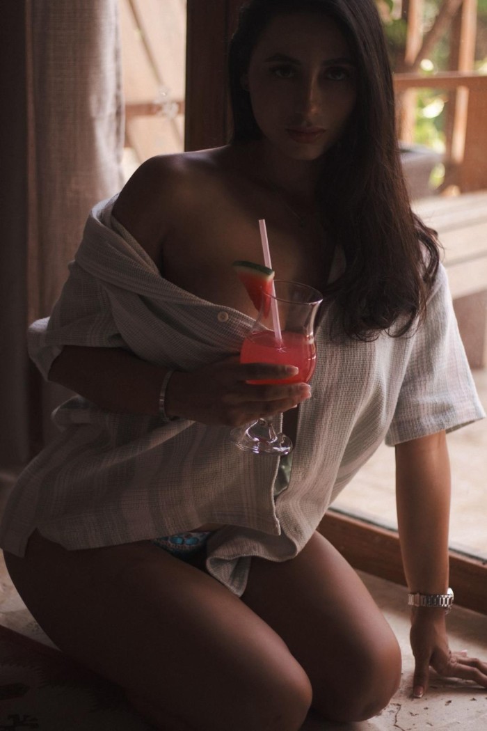 LATINA CACHONDA MUY SENSUAL Y COMPLACIENTE