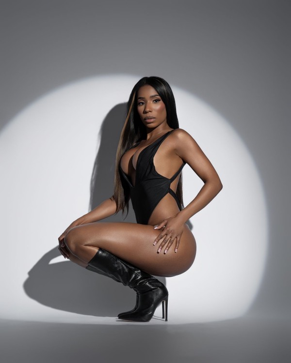 **Laura, escort en Ibiza: sensualidad colombiana c