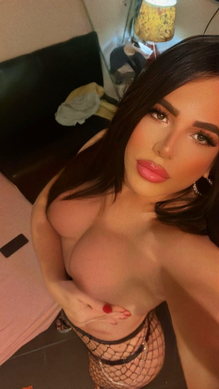 Trans ardiente complaciente en camas