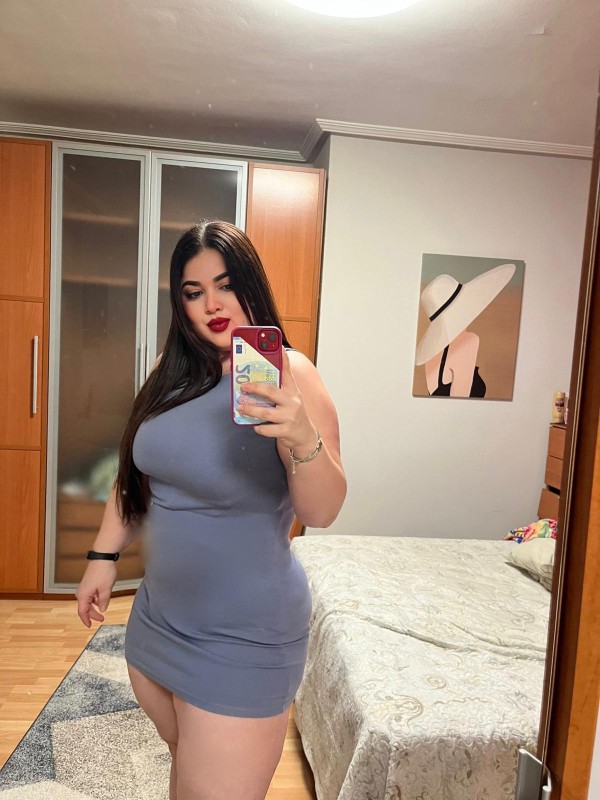 FIESTERA COLOMBIANA CHICA CON CURVAS