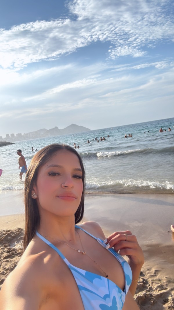 LA FLACA AGATHA LATINA UNA DULCE COMPAÑIA