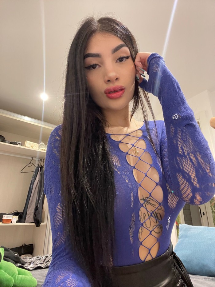 LATINA FIESTERA ATENTA CARIÑOSA COMPLACENTE