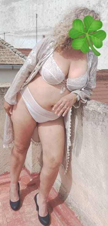 Madurita pechugona zorrita guarra y cachonda soy y