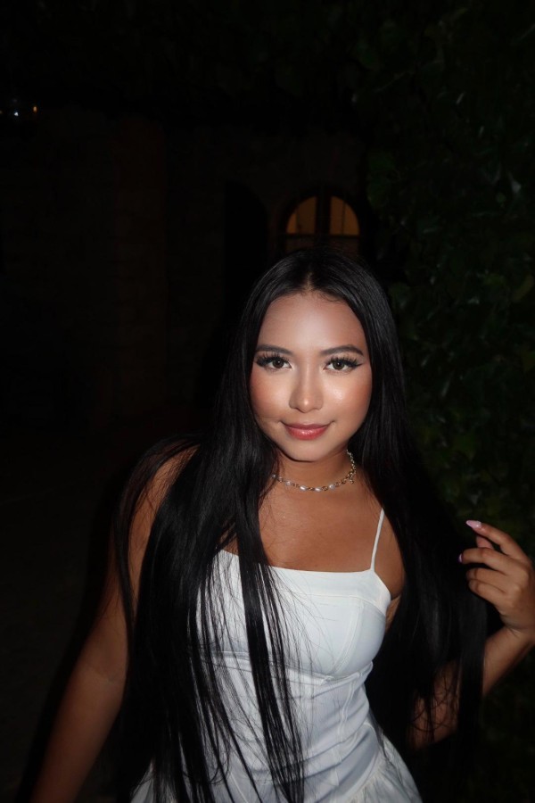 Jovencita latina nueva en la isla