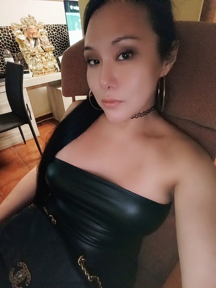 La emperatriz del sexo lista para hacerte compañía