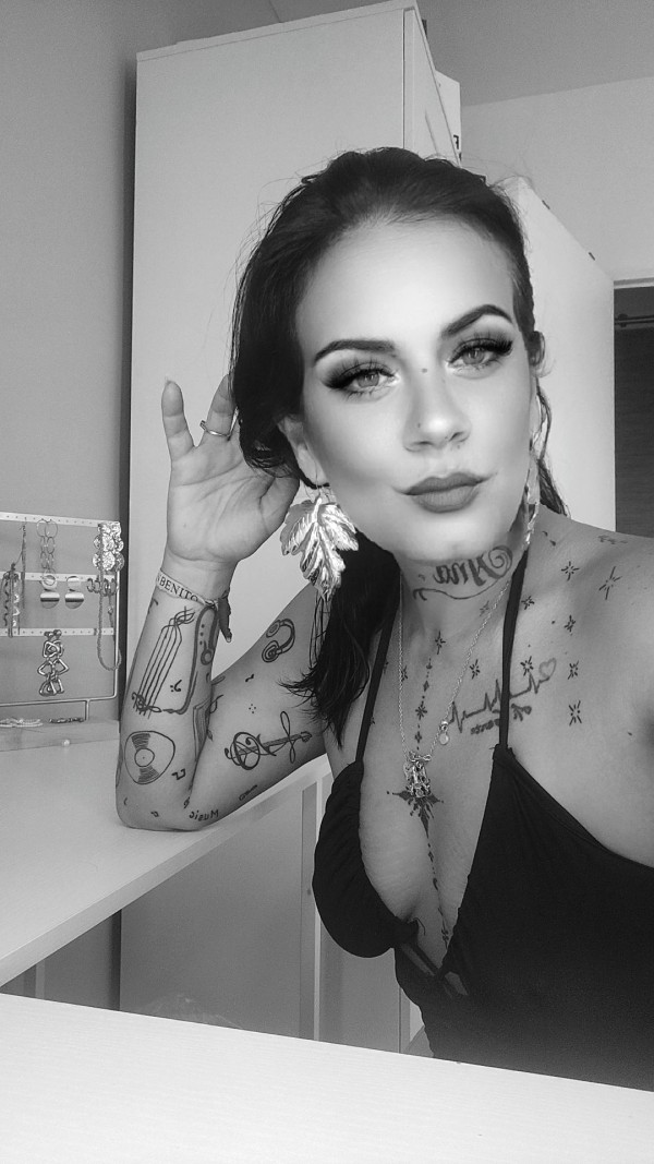 SEVILLANA IMPLICADA, FIESTERA SIN PRISAS