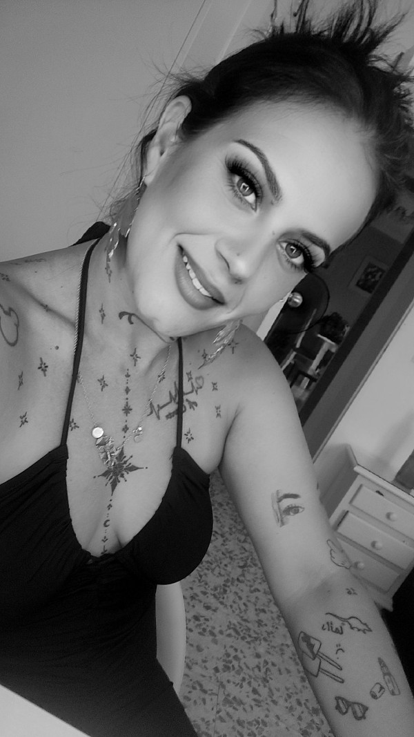 SEVILLANA IMPLICADA, FIESTERA SIN PRISAS