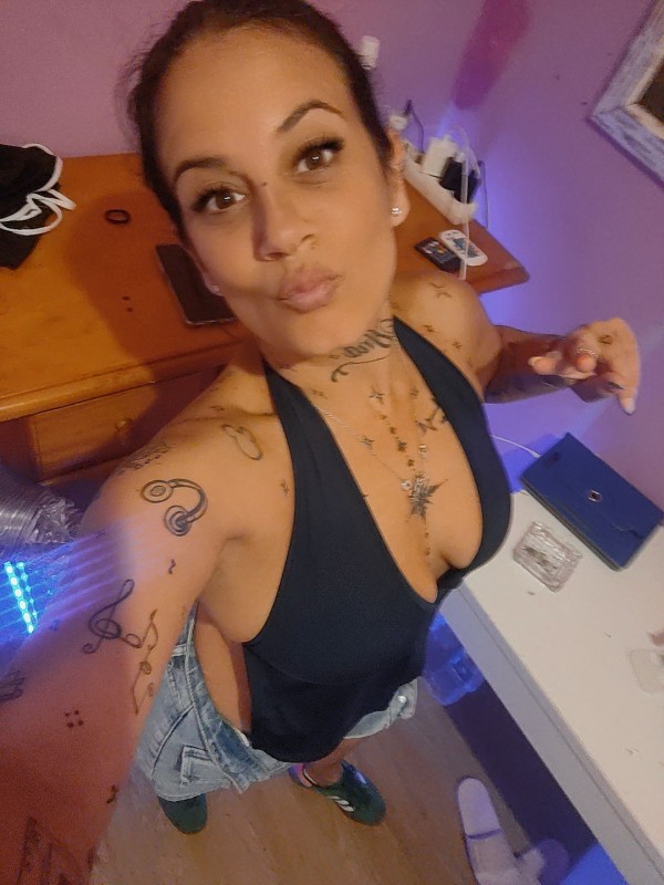 SEVILLANA IMPLICADA, FIESTERA SIN PRISAS