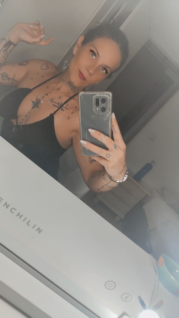 SEVILLANA IMPLICADA, FIESTERA SIN PRISAS