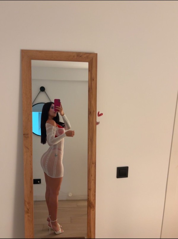 HERMOSA JOVENCITA ULTIMOS DIAS POR EL PUERTO DE SANTA MARIA