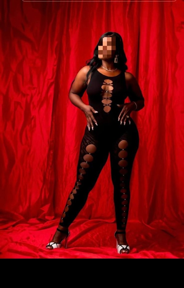 Melissa linda morena dispuesta a satisfacerte