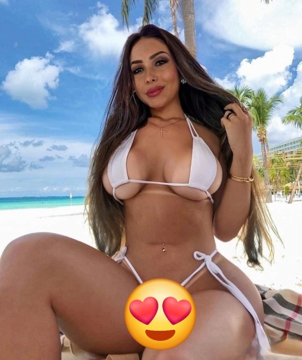 Latina guapa en la camella