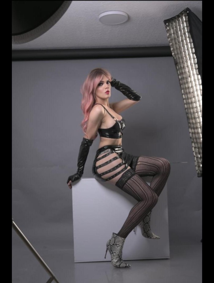 Trans sensual y complaciente en Estación Ventas, Madrid