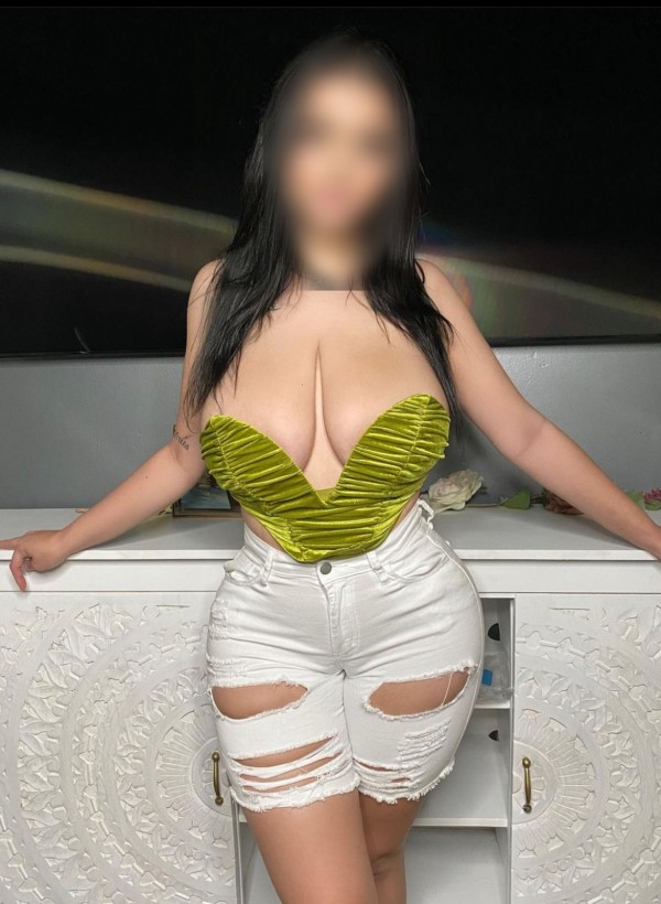 Latina tetona natural