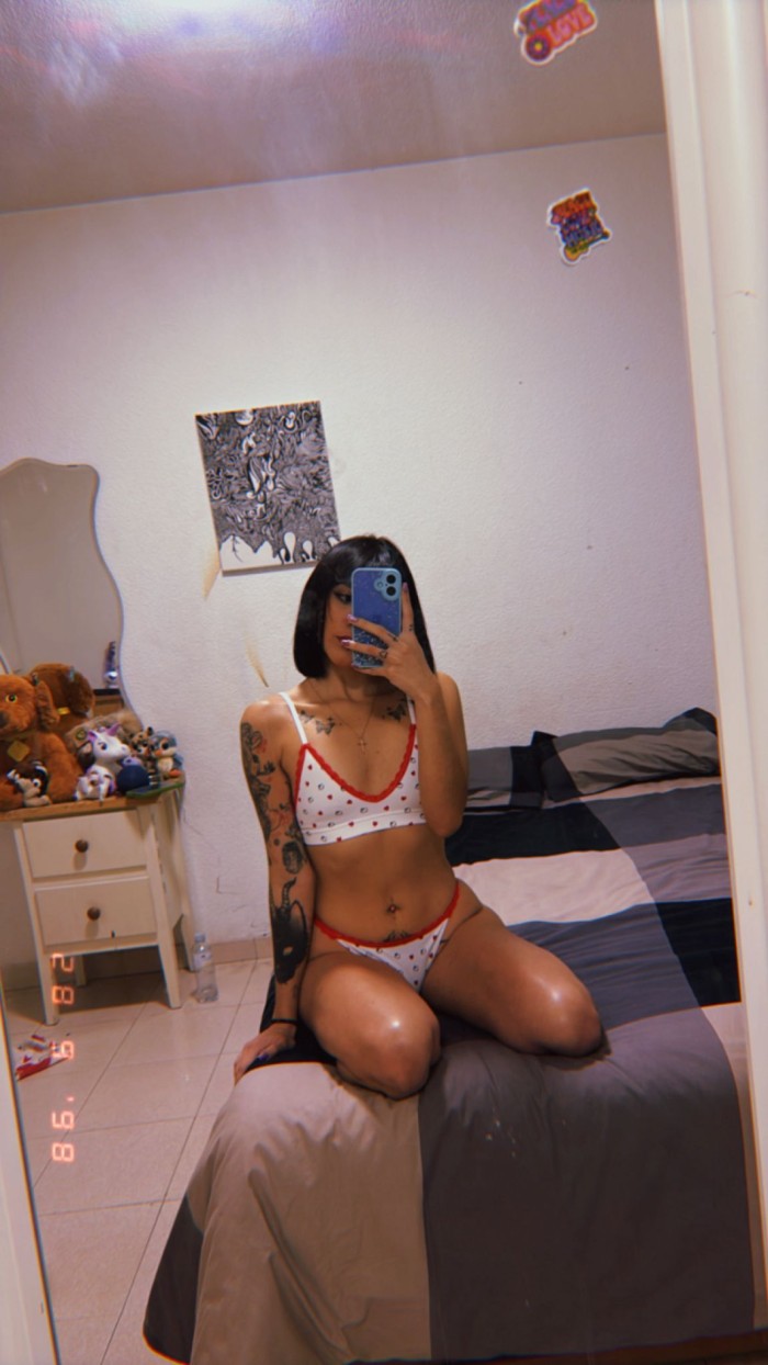 Joven latina complaciente
