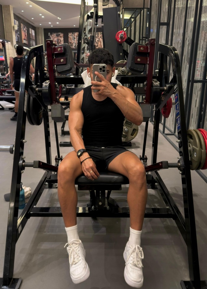 Elegante VIP Macho fibrado  dominante masculino deportista cargado de leche