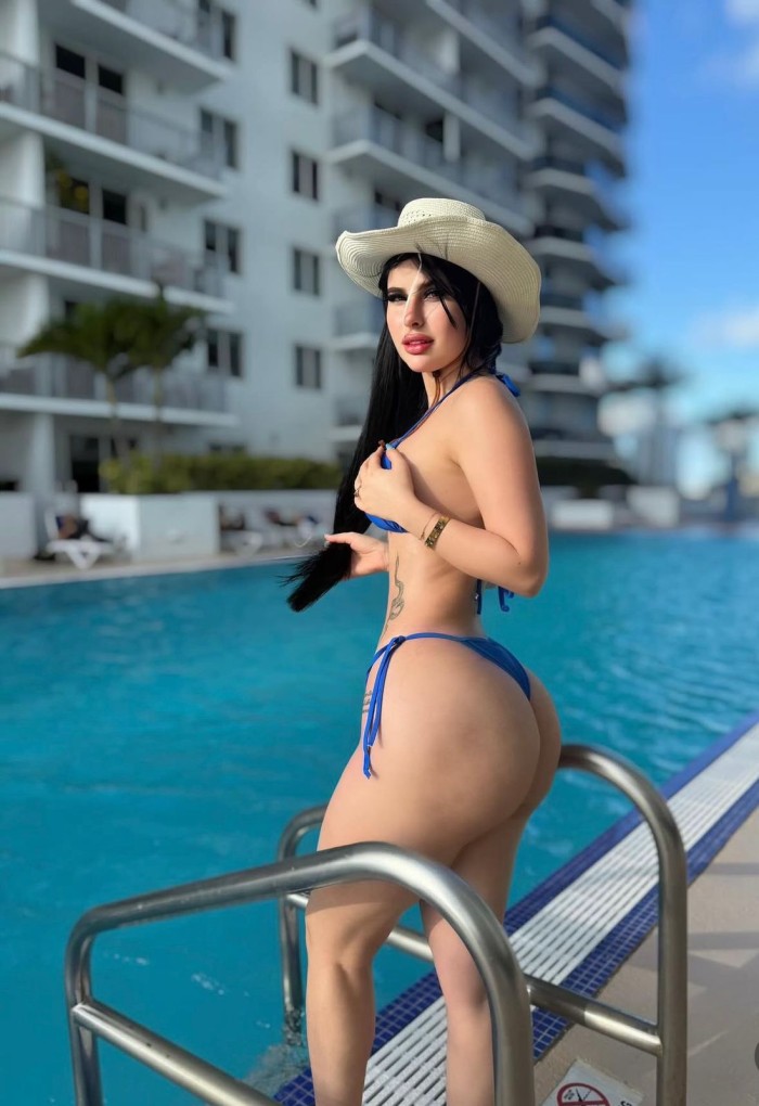 UNA HERMOSA CHICA AMABLE DE PASO