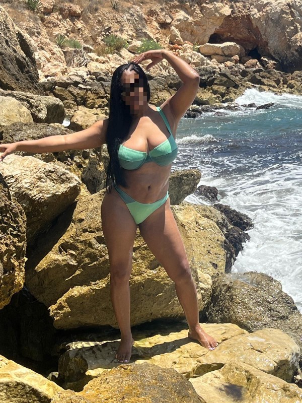 Mulata voluptuosa pechos grandes