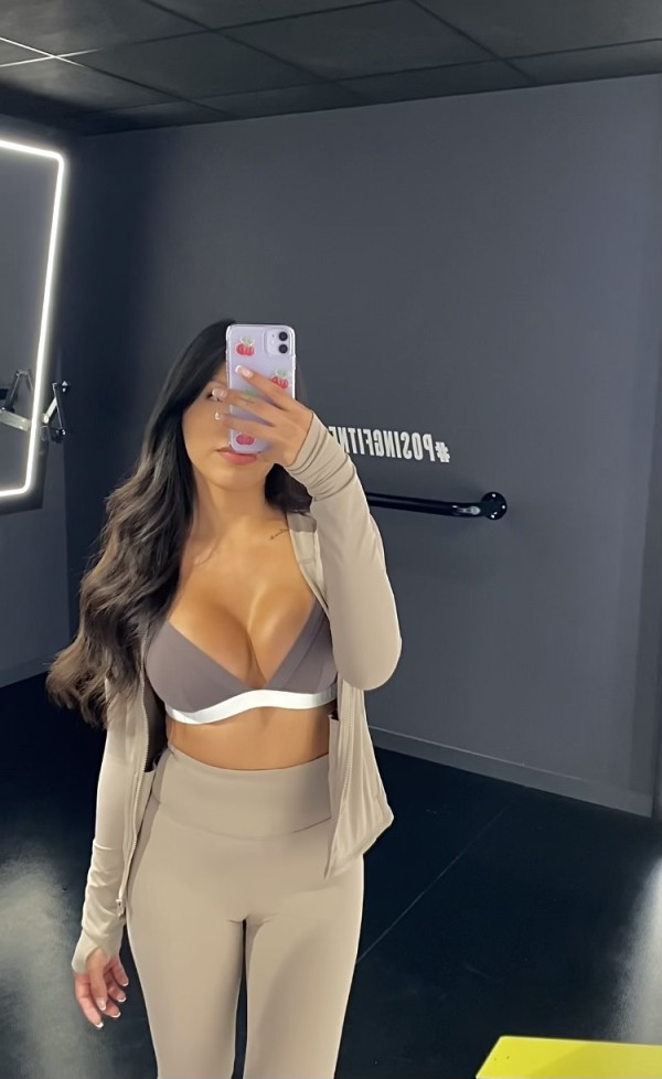 Gala chica ts operada completa con coñit* muy caliente