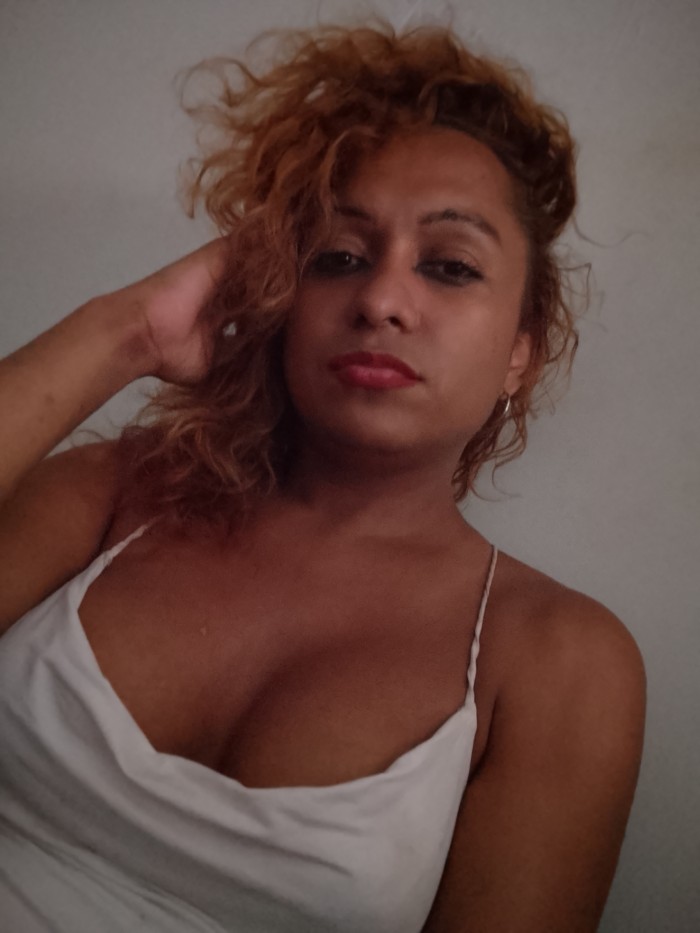 Bella travesti viciosa con ganas de fiesta